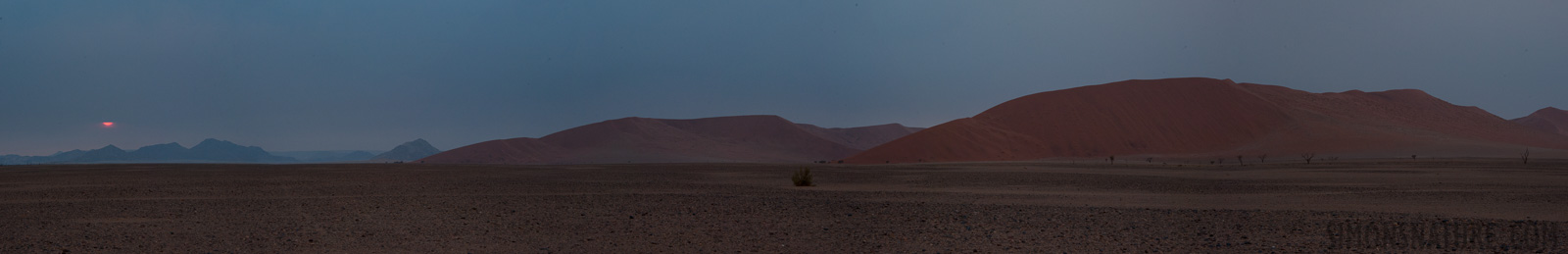 Namib-Naukluft National Park [100 mm, 1/80 sec at f / 11, ISO 1250]